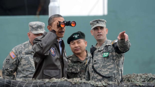 obama-binoculars-military
