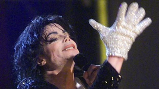 Michael Jackson vende mais que Elvis e Lennon após suas mortes + Michael Jackson durante show em Nova York (07/09/2001) by MIRIAM GODET.