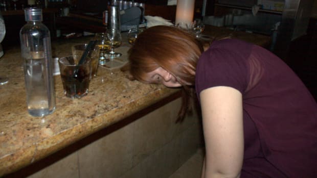 drunk_woman_at_bar.jpg