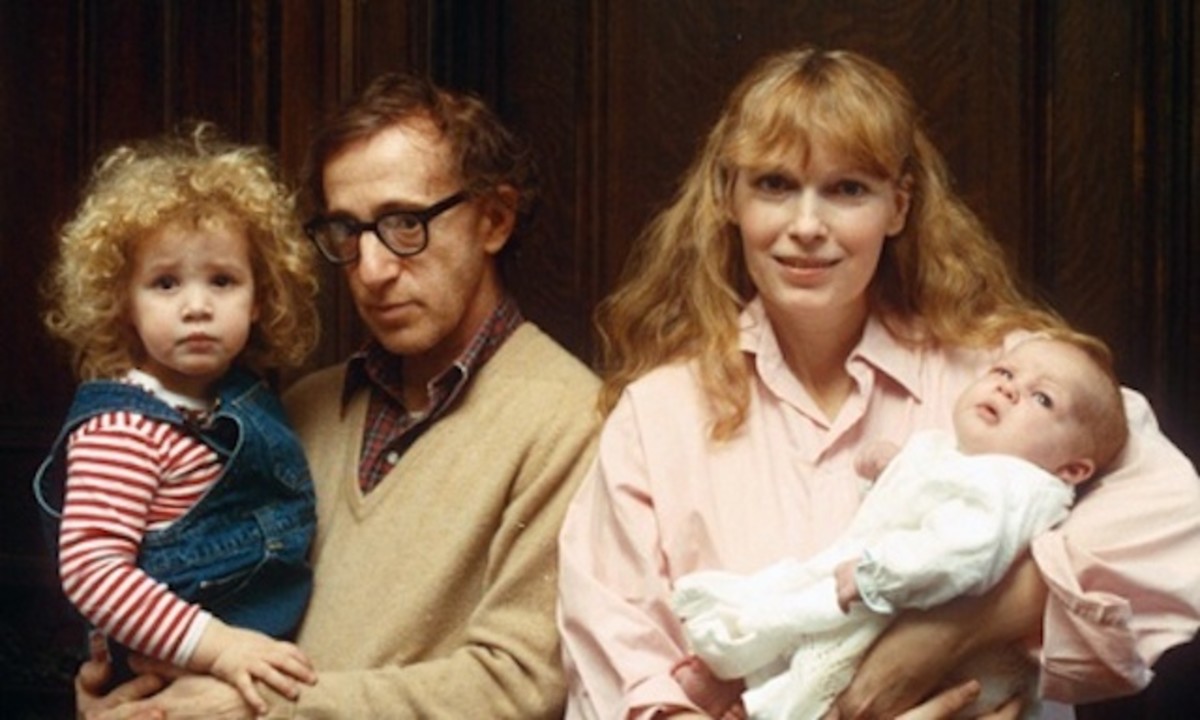 WOODY ALLEN WITH MIA FARROW AND FAMILY 
