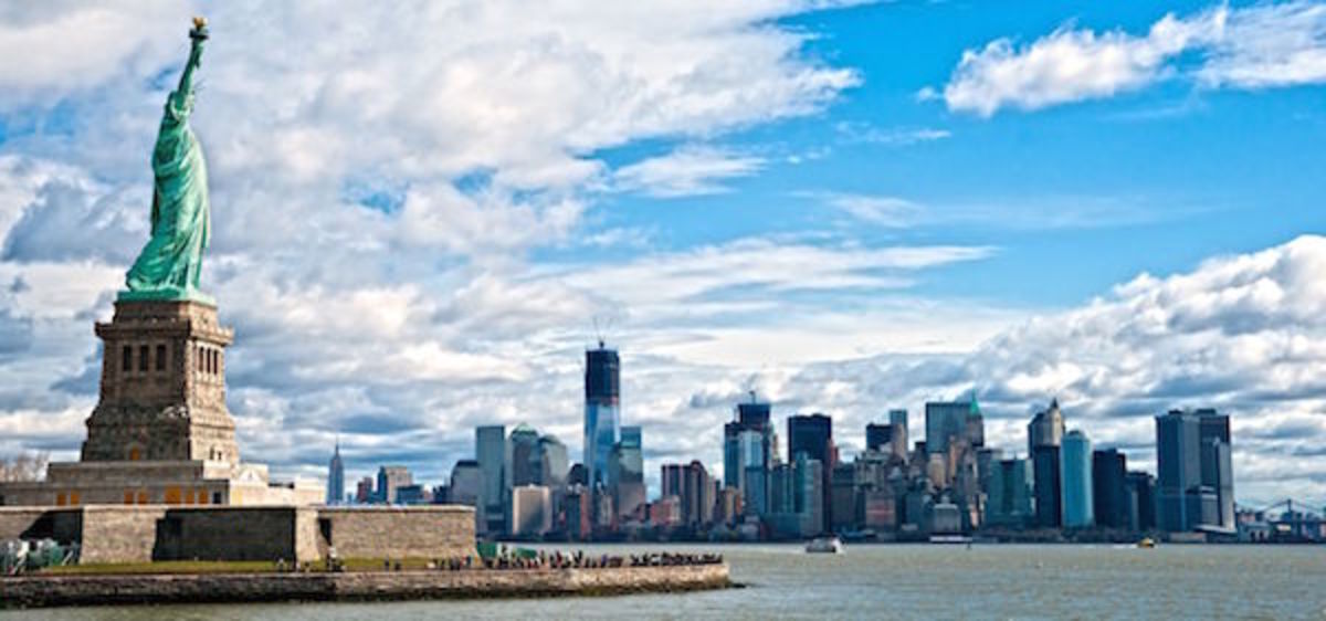 The-Statue-of-Liberty-and-Manhattan-Sky