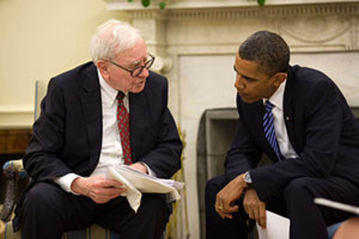 President Barack Obama and Warren Buffett in t...