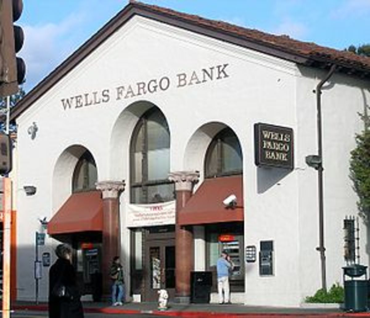 English: A Wells Fargo bank on College Avenue ...
