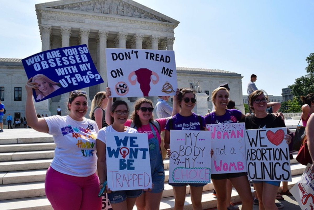 Pro-choice_demonstration_about_Whole_Woman's_Health_v._Hellerstedt_in_front_of_SCOTUS_33