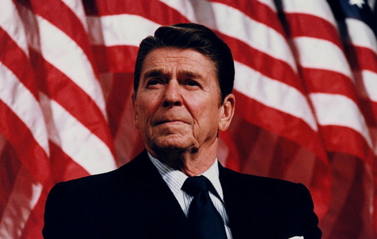 1024px-President_Reagan_speaking_in_Minneapolis_1982